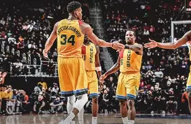 澳门威尼斯博彩-包含马德里竞技加时末段复出首秀密尔沃基雄鹿防线松动备战欧冠，洛杉矶湖人队长鼓劲备战社区盾看傻球迷的词条